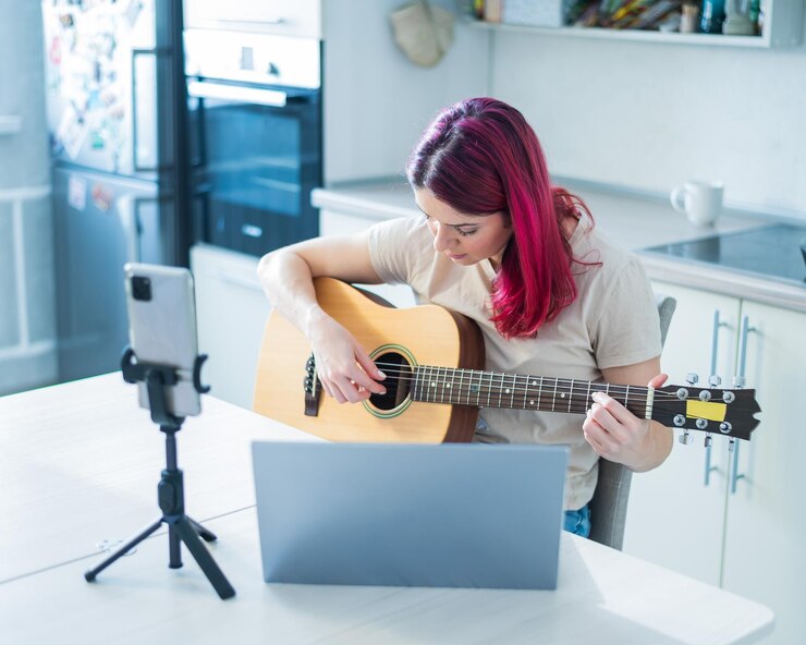 Foto mujer joven sentada en la guitarra
