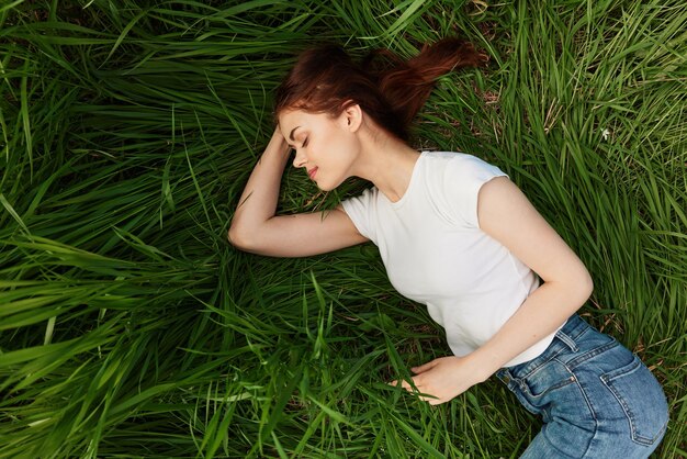 Foto mujer joven sentada en el heno