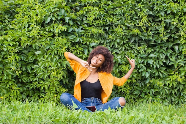 Mujer joven sentada junto a las plantas