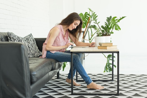 Foto mujer joven sentada en la mesa