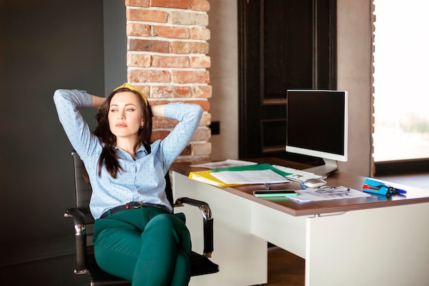 Foto mujer joven sentada en la mesa