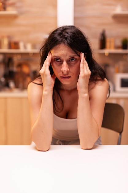 Foto mujer joven sentada en la mesa