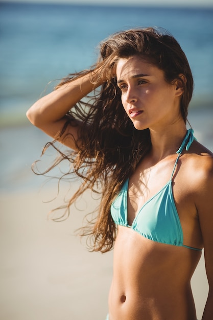 Mujer joven sentada en la playa