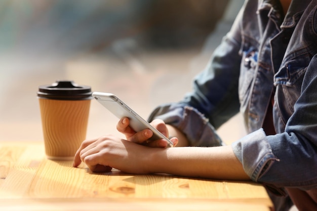 mujer joven, sentado, en, café, con, café