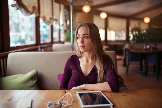 Mujer joven, sentado, en, café