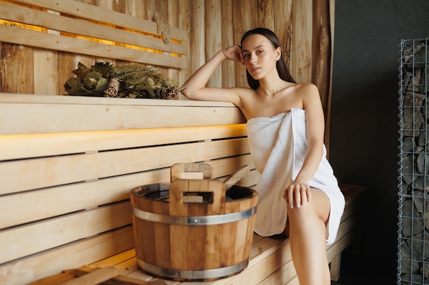 mujer joven, sentado, relajado, en, madera, sauna