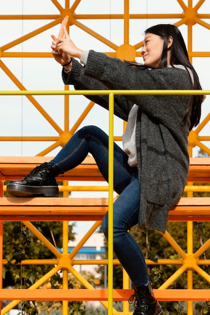 Mujer joven, sentado, en, sitio, construcción, puente