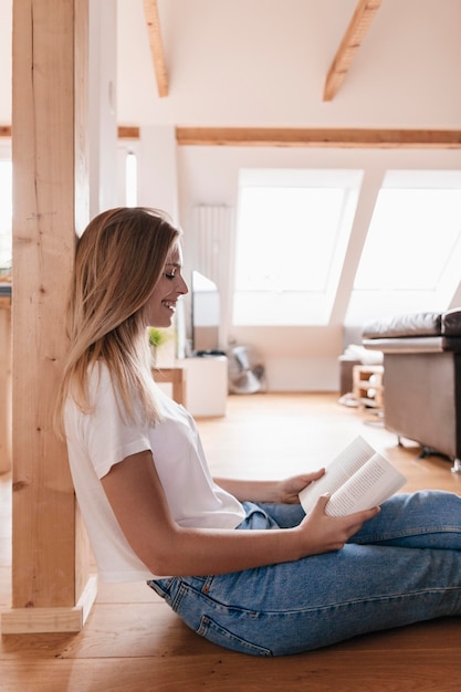 mujer joven, sentado sobre piso, libro de lectura