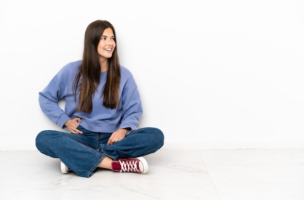 Mujer joven, sentar piso, reír