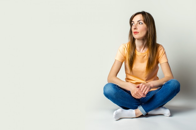 Foto mujer joven, sentar piso