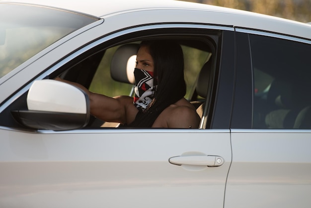 Mujer joven sexy en ropa interior en el coche