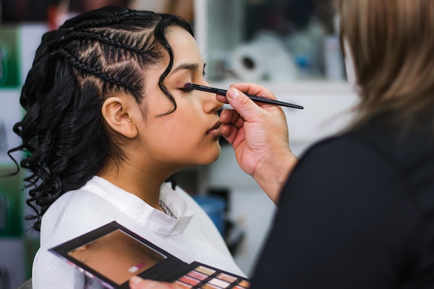 Mujer joven siendo atendida en un salón de belleza - peluquería.