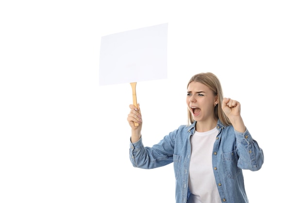 Mujer joven con signo de protesta en blanco aislado sobre fondo blanco.