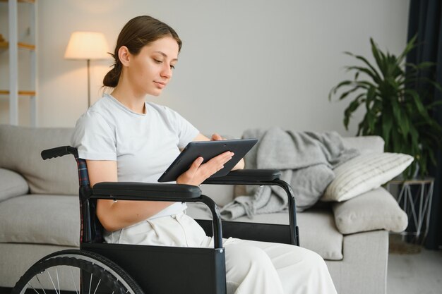 mujer joven, en, silla de ruedas, en casa, en, sala