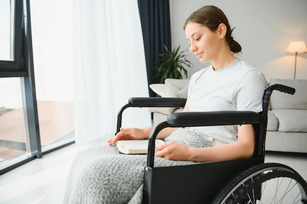 mujer joven, en, silla de ruedas, en casa, en, sala