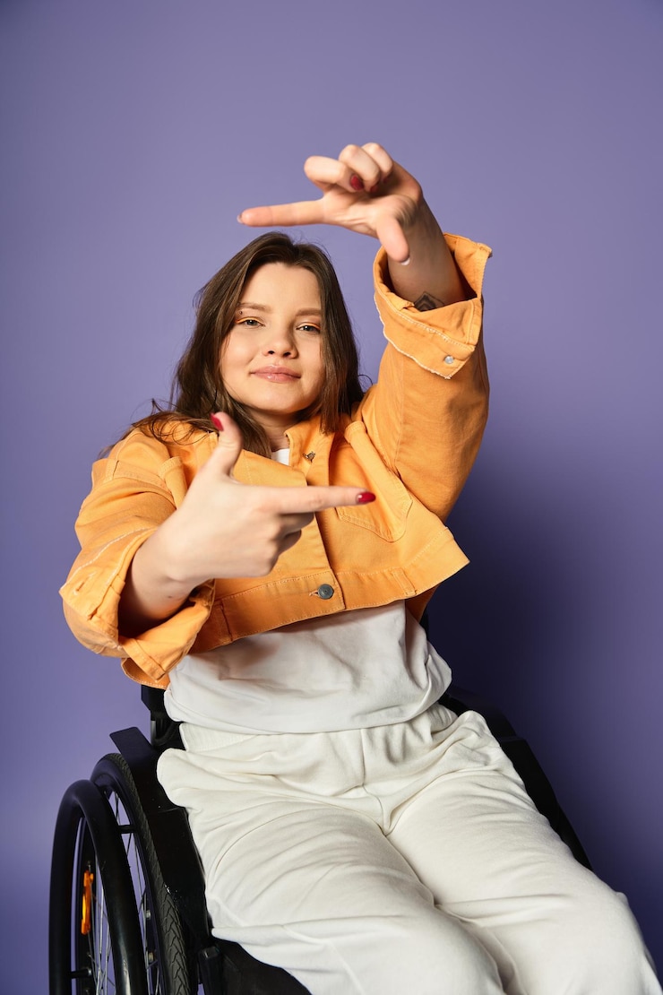 Foto mujer joven en silla de ruedas posa en el estudio