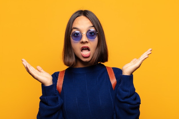 Mujer joven sintiéndose feliz