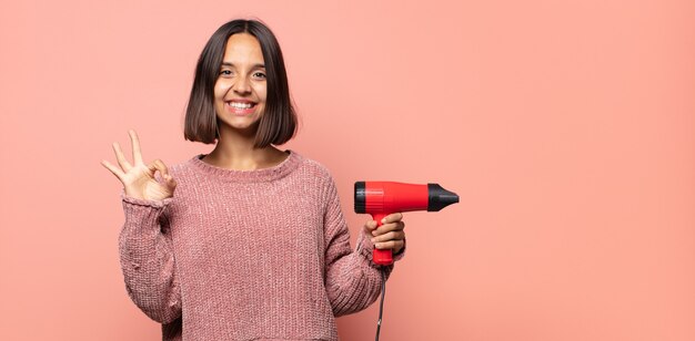 Mujer joven sintiéndose feliz