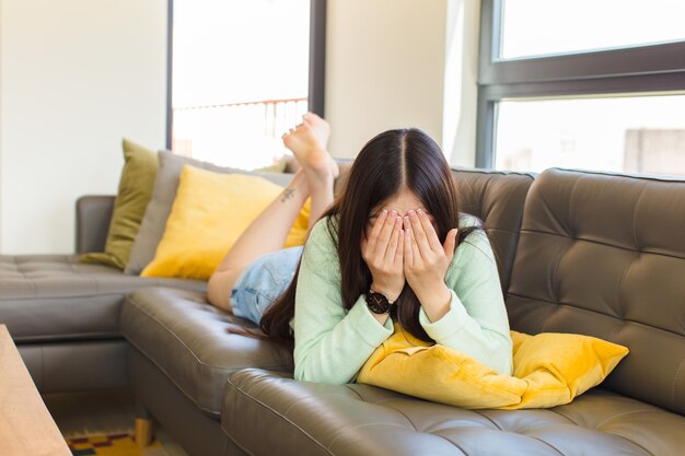 Mujer joven sintiéndose triste, frustrada