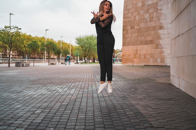 Mujer joven con smartphone en la calle