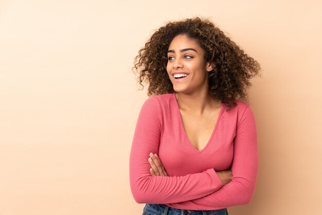 Mujer joven sobre aislado