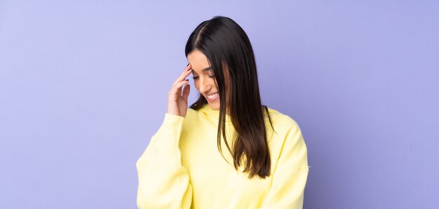 Mujer joven sobre aislado