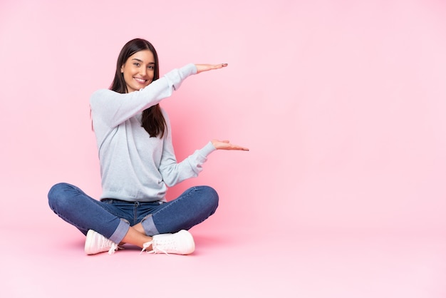 Mujer joven sobre aislado