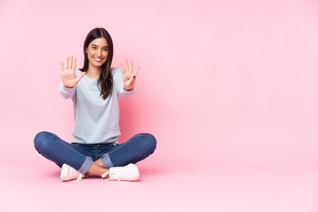 Mujer joven sobre aislado