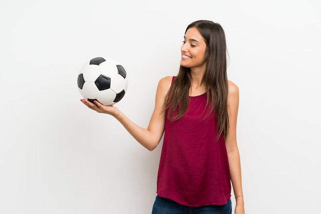 Mujer joven sobre blanco aislado que sostiene un balón de fútbol