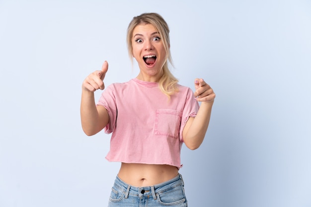 Mujer joven sobre fondo aislado