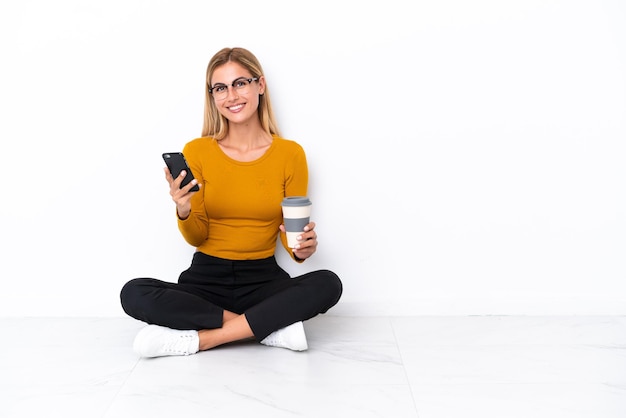 Mujer joven sobre fondo aislado