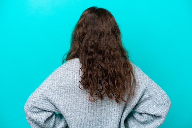 Mujer joven sobre fondo aislado