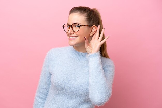 Mujer joven sobre fondo aislado