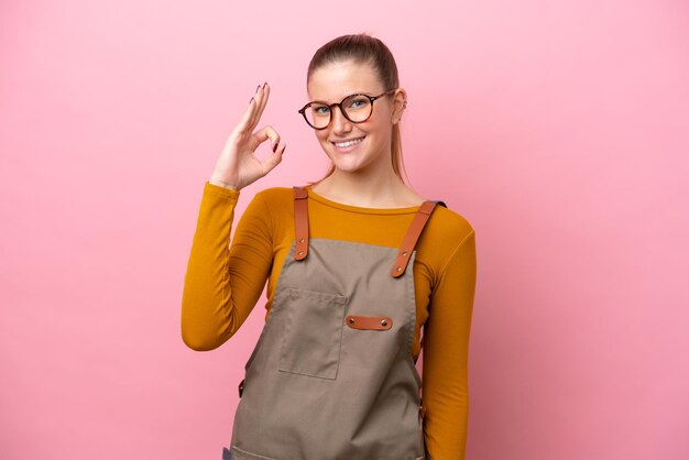 Mujer joven sobre fondo aislado