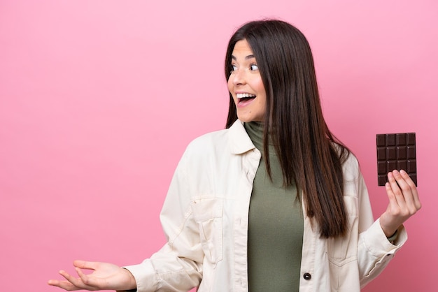 Foto mujer joven sobre fondo aislado