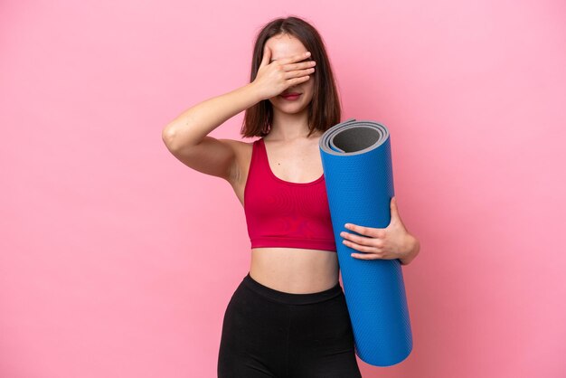 Mujer joven sobre fondo aislado