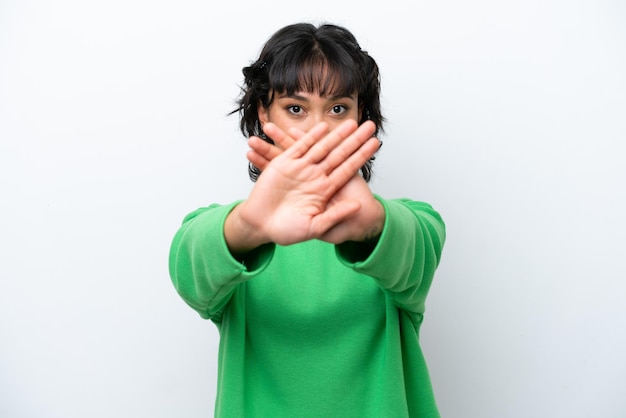 Mujer joven sobre fondo aislado