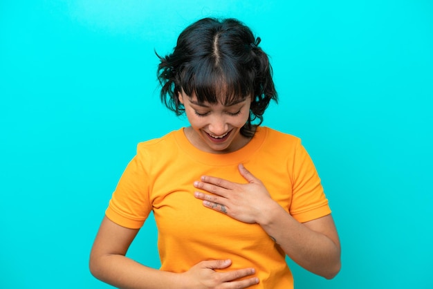 Mujer joven sobre fondo aislado