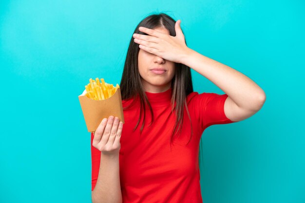 Mujer joven sobre fondo aislado