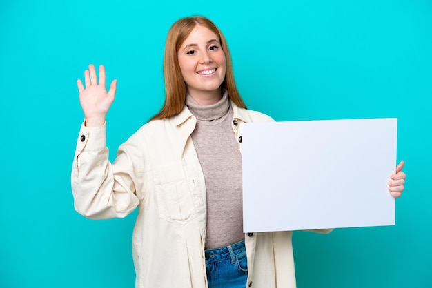 Mujer joven sobre fondo aislado