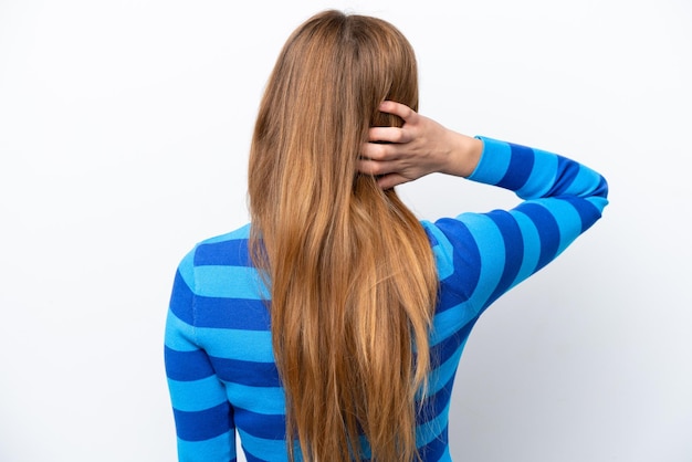 Mujer joven sobre fondo aislado