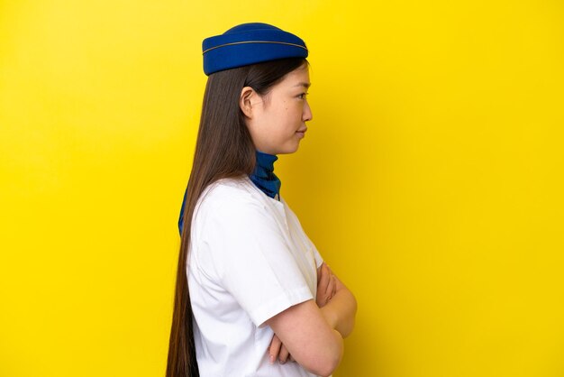 Mujer joven sobre fondo aislado