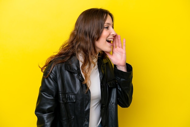 Mujer joven sobre fondo aislado