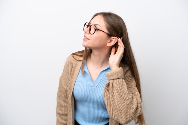 Mujer joven sobre fondo aislado