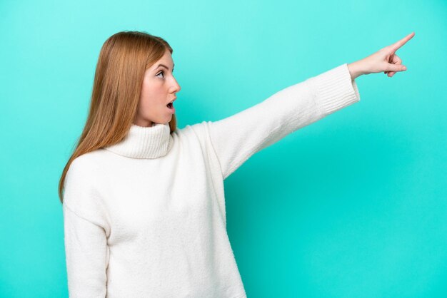 Mujer joven sobre fondo aislado