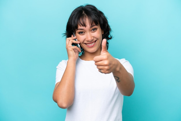 Mujer joven sobre fondo aislado