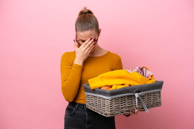 Mujer joven sobre fondo aislado