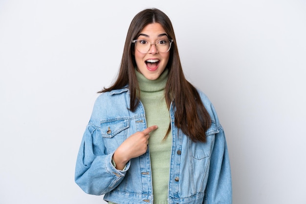 Mujer joven sobre fondo aislado