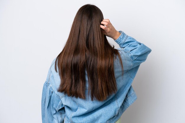 Mujer joven sobre fondo aislado