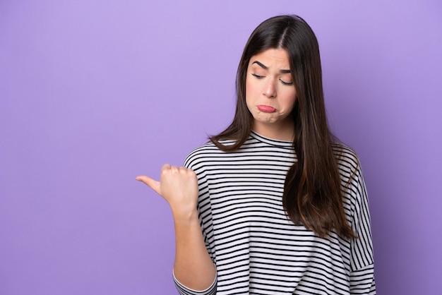 Mujer joven sobre fondo aislado